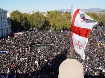 růžová revoluce, demonstrace před radnicí v Tbilisi - Zdroj: Wikipedia růžová revoluce, demonstrace před radnicí v Tbilisi - Zdroj: Wikipedia